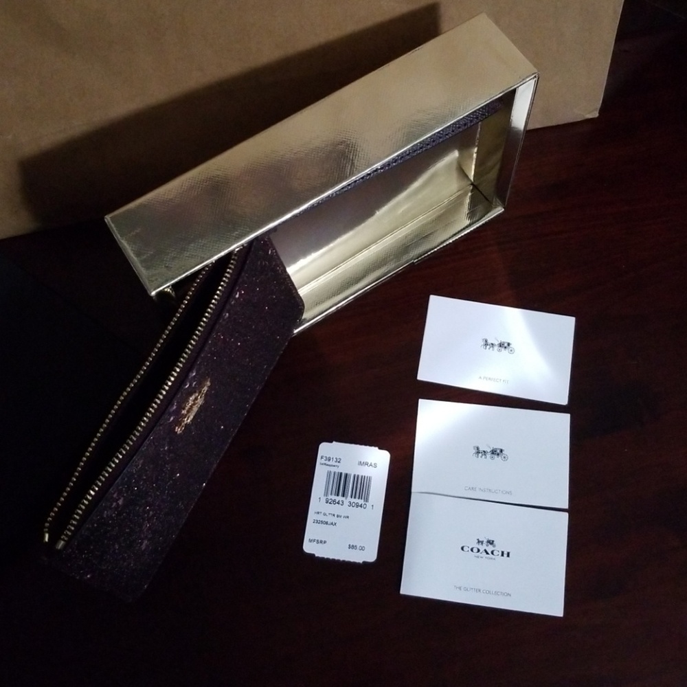 New Authentic Coach Large Wristlet - Picture 5 of 8